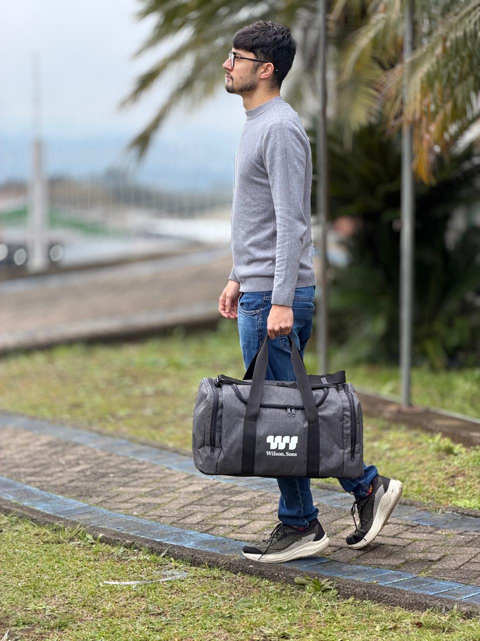 Pessoa carregando uma bolsa personalizada LS