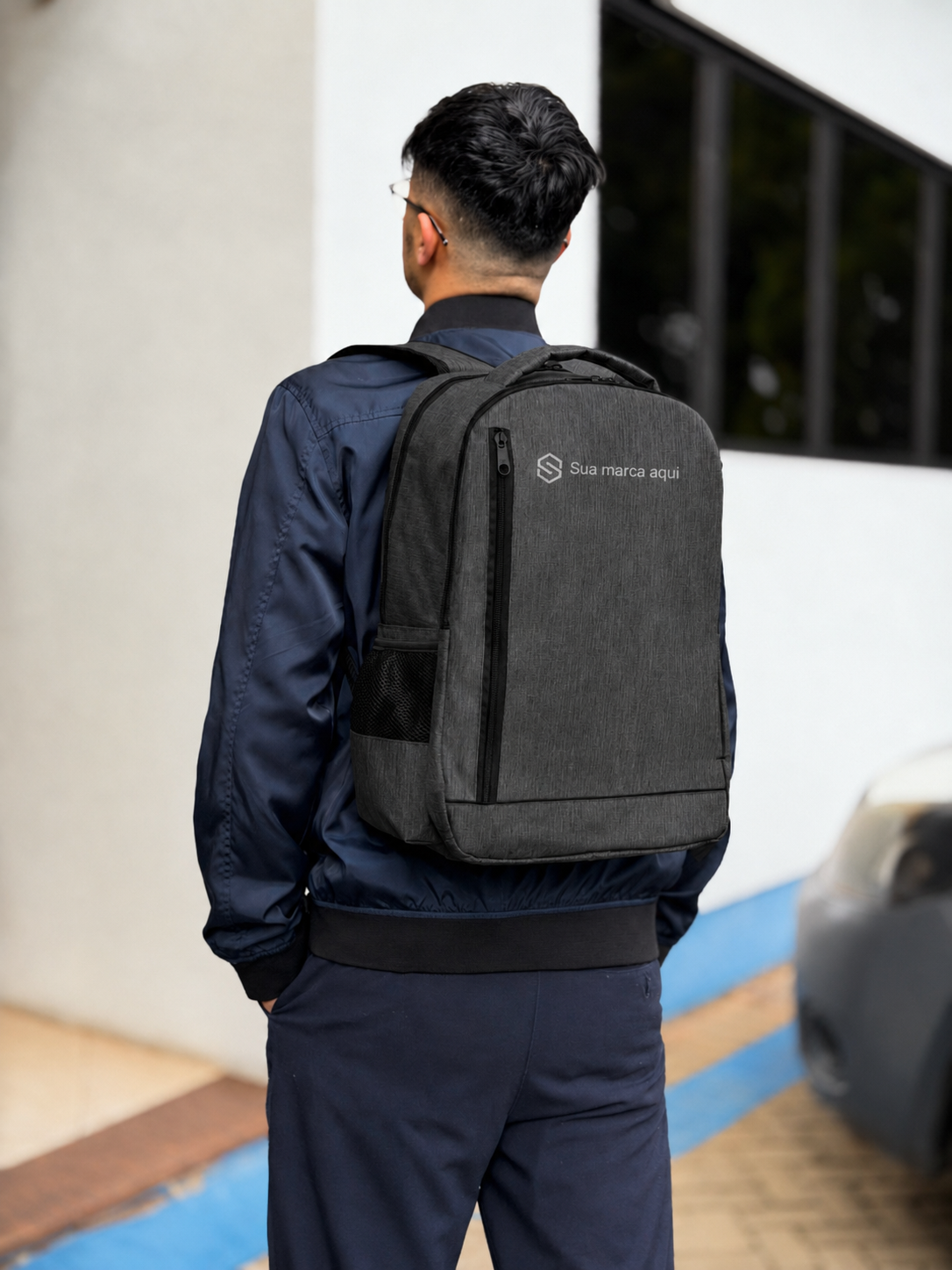 Pessoa usando uma mochila corporativa personalizada LS